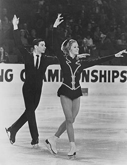 Ken Shelley and JoJo Starbuck wait in their opening pose at the U.S. Championships