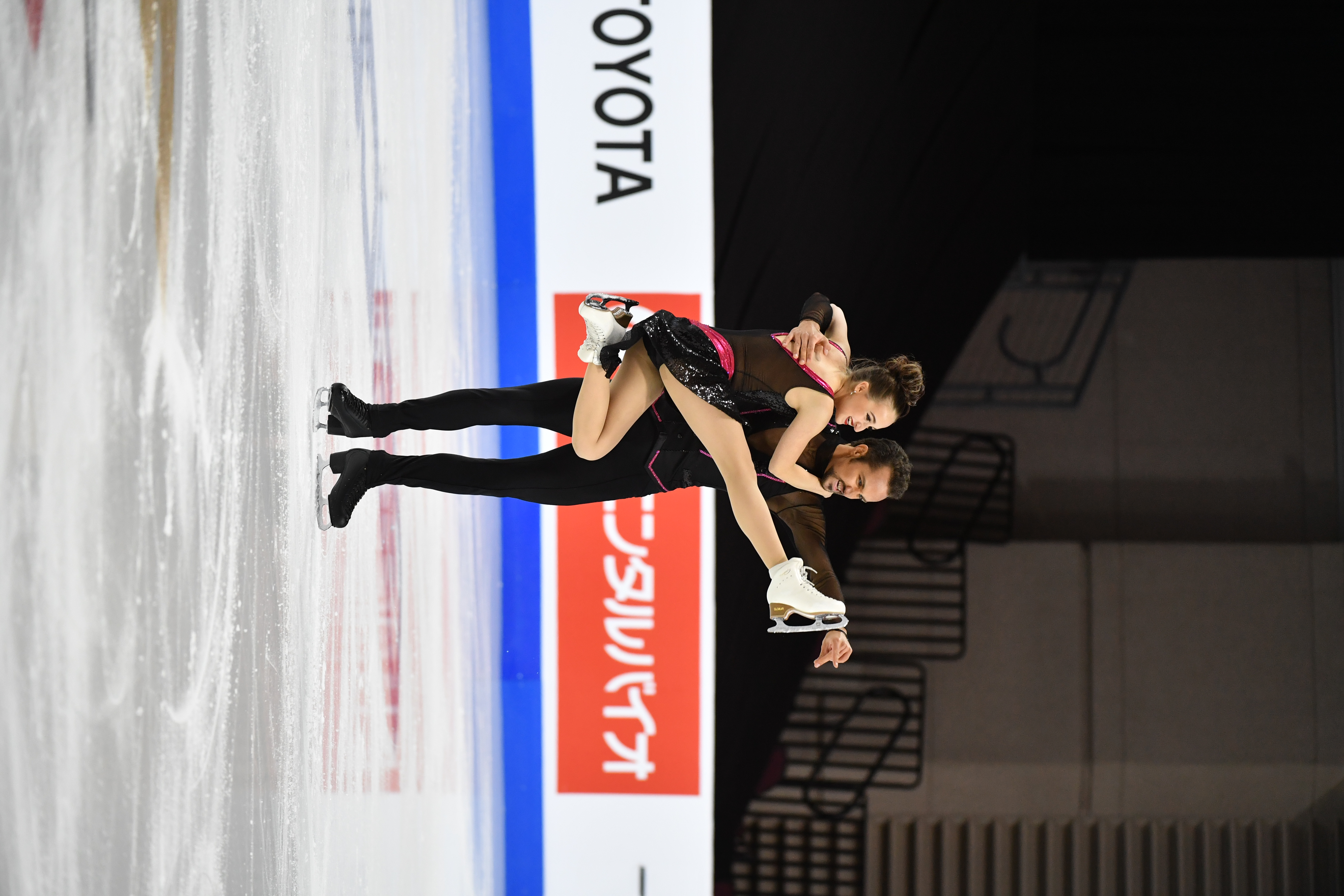 Molly Cesanek and Yehor Yehorov compete at the 2020 Guaranteed Rate Skate America. 